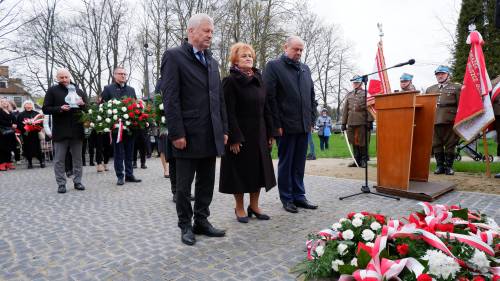 Uroczyste złożenie kwiatów pod pomnikiem podczas obchodów 83. rocznicy Zbrodni Katyńskiej